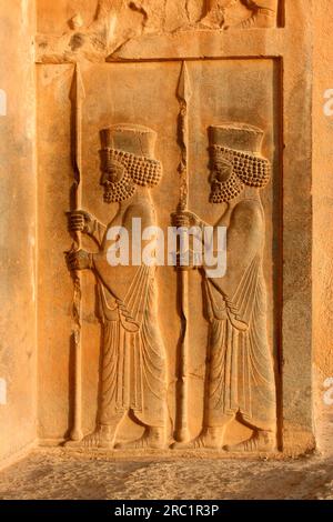 Reliefs bien conservés sur la tombe d'Artaxerxès à Persépolis, Iran Banque D'Images