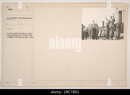 Soldats participant à une cérémonie de levée de drapeau à l'Université Columbia, New York, le jour de la victoire, le 12 novembre 1918. Cet événement faisait partie des célébrations des fêtes du S.A.T.C. à l'université. Photographie prise par un photographe inconnu et trouvée dans la collection des activités militaires américaines pendant la première Guerre mondiale. Numéro de catalogue : 46854. Banque D'Images