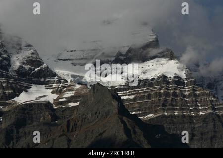 Mont Robson dans les nuages, Colombie-Britannique, Canada Banque D'Images