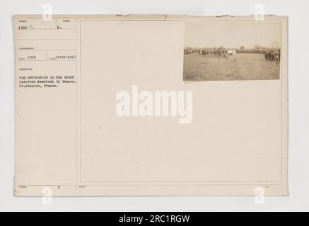 Une photographie en noir et blanc montrant la dédicace du premier cimetière américain en France. Prise en 1919 par le photographe E. 1901, l’image capture la cérémonie à Saint-Nazaire. Un enregistrement historique de cet événement pendant la première Guerre mondiale. Banque D'Images