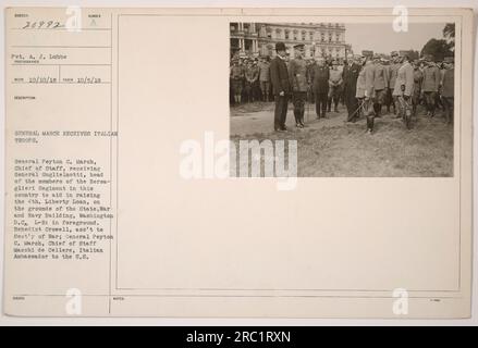 Le général March reçoit le général Guglielnotti et des membres du régiment de Bersaglieri pour aider à lever le 4e prêt de liberté. La photographie a été prise le 5 octobre 1918 au State, War and Navy Building à Washington D.C. Benedict Crowell, assistant du secrétaire à la Guerre, et Macchi de Cellere, ambassadeur d'Italie aux États-Unis, sont également présents sur la photo Banque D'Images