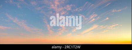 Tendres romantiques cirrus pastel dans le ciel de l'aube. Ambiance délicate du Sunrise Sundown Sunset Sky. Panoramique. Il n'y a pas d'oiseaux dans le ciel Banque D'Images