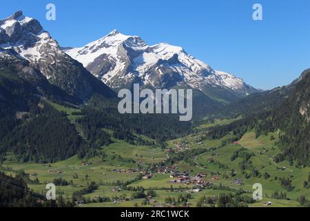 Village Gsteig bei Gstaad et enneigés des montagnes nommée Oldenhorn Banque D'Images