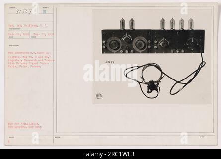 Sgt. 1 cl. Gallivan est vu en train de faire fonctionner l'amplificateur radio Armstrong H.F. Cette photographie a été prise le 21 décembre 1918 à Paris, Seine, France. L'équipement, étiqueté Box No.2 et No.3, a été utilisé à des fins de recherche et d'inspection par le Bureau de recherche et d'inspection du signal corps. Banque D'Images