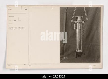 Signal corps Apparatus, désigné MEURTRE 2523, capturé sur une photographie prise en 1919. La photo est créditée au photographe Wed et représente la description du symbole sur l'appareil signal corps. L'appareil a été émis par l'organisation militaire de l'UA pendant la première Guerre mondiale. Hotes a été impliqué dans l'enregistrement des détails. Banque D'Images