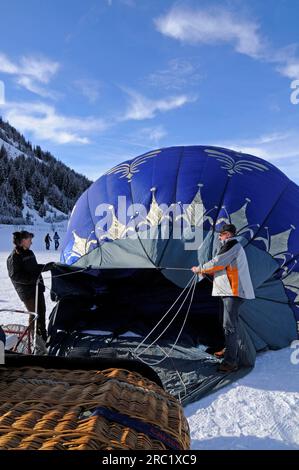 Gonflage en montgolfière, Tannheim, Tyrol, Autriche Banque D'Images
