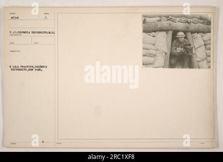 Soldats participant à la pratique sur le terrain à l'Université Columbia, New York pendant la première Guerre mondiale La photo a été prise par le photographe RECO et porte le numéro 46795 S.C.Columbia University.N.Y. L'image montre des soldats engagés dans des exercices d'entraînement avec divers équipements et armes. Banque D'Images