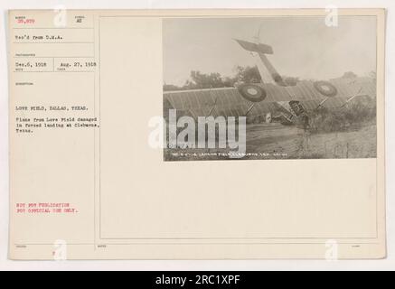 Un avion de Love Field à Dallas, au Texas, a subi des dommages lors d'un atterrissage forcé à Cleburne, au Texas. Cette photographie a été prise le 27 août 1918 et n'était pas destinée à la publication, mais à un usage officiel seulement. L'image montre le terrain d'atterrissage à Cleburne, Texas. Banque D'Images