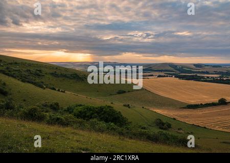 Coucher de soleil de juillet de Firle Beacon sur les descentes du sud dans l'est du Sussex sud-est de l'Angleterre Royaume-Uni Banque D'Images