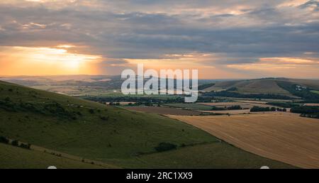 Coucher de soleil de juillet de Firle Beacon sur les descentes du sud dans l'est du Sussex sud-est de l'Angleterre Royaume-Uni Banque D'Images