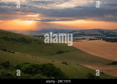 Coucher de soleil de juillet de Firle Beacon sur les descentes du sud dans l'est du Sussex sud-est de l'Angleterre Royaume-Uni Banque D'Images