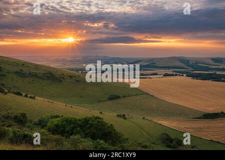 Coucher de soleil de juillet de Firle Beacon sur les descentes du sud dans l'est du Sussex sud-est de l'Angleterre Royaume-Uni Banque D'Images