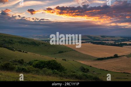 Coucher de soleil de juillet de Firle Beacon sur les descentes du sud dans l'est du Sussex sud-est de l'Angleterre Royaume-Uni Banque D'Images