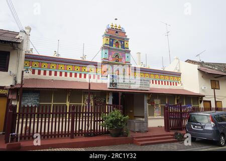 Temple mauresque Sri Poyyatha Vinayaga, Melaka, Malaisie. Temple hindou datant de 1781 avec un sanctuaire honorant Ganesh et une tour d'entrée colorée. Banque D'Images