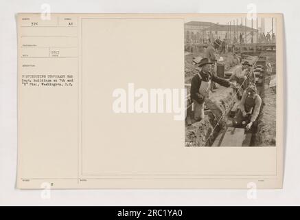 Construction d'un bâtiment temporaire du département de la Guerre à 7th and B Streets, Washington, DC en 1917. La photo montre des ouvriers construisant le bâtiment, qui était destiné à être une structure temporaire pour le département de la Guerre pendant la première Guerre mondiale Banque D'Images