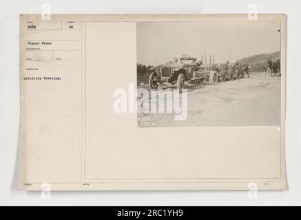 'Soldats participant à l'entraînement d'artillerie pendant la première Guerre mondiale. La photographie a été prise par un photographe du signal corps, identifié par le symbole 111-SC-3252. Les soldats sont vus en action, avec l'image capturant leurs exercices d'entraînement.' Banque D'Images