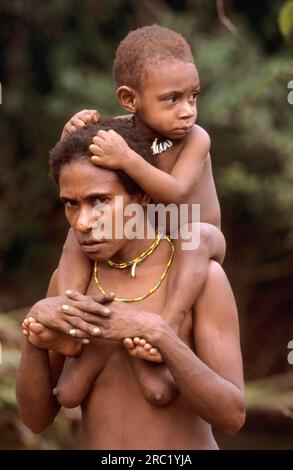 Femme et enfant du peuple Korowai, Papouasie occidentale, Nouvelle-Guinée occidentale, Irian-Jaya, peuple des arbres, Indonésie Banque D'Images