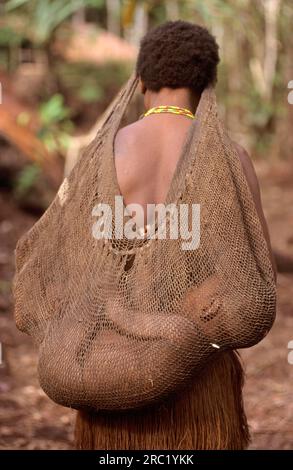 Femme portant un enfant en filet, peuple Korowai, Papouasie occidentale, Nouvelle-Guinée occidentale, Irian-Jaya, Tree people, Indonésie Banque D'Images