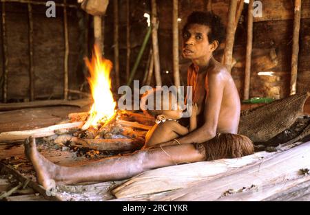 Femme et enfant du peuple Korowai, Papouasie occidentale, Nouvelle-Guinée occidentale, Irian-Jaya, peuple des arbres, Indonésie Banque D'Images