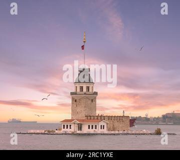 Tour de Maiden, turc : KIZ Kulesi situé dans un petit îlot dans le détroit du Bosphore près de la côte du district d'Uskudar, Istanbul, Turkiye Banque D'Images