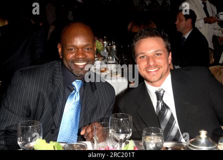 BEVERLY HILLS, CA - NOVEMBRE 29 : Emmitt Smith & Drew Lachey assistent à la 8e cérémonie annuelle des Family Television Awards au Beverly Hilton Hotel Credit : Ron Wolfson / MediaPunch Banque D'Images