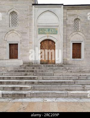 Entrée fermée de la mosquée Yeni valide I, ou Yeni valide Camii, une mosquée ottomane du 18e siècle située dans le quartier d'Uskudar, du côté asiatique d'Istanbul, Istanbul, Turquie Banque D'Images