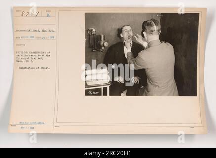 Recrues de l'aviation subissant des examens physiques à l'hôpital Episcopal de Washington, D.C. Un lieutenant, identifié comme étant le lieutenant Reid du corps des signaux, est montré en train d'examiner la gorge d'une recrue. La photographie a été prise en avril 1918 et marquée comme ne devant pas être publiée. Banque D'Images