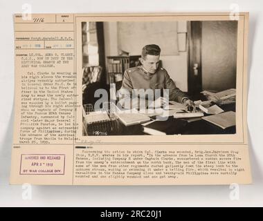 Le lieutenant-colonel Adna G. Clarke, de la C.A.C, est vu sur cette photo portant les bandes blessées nouvellement autorisées sur sa manche droite. On pense qu'il est le premier officier de l'armée américaine à porter ces rayures. Le colonel Clarke est blessé par une balle dans son épaule droite lors d'une action contre les forces Philippines le 25 mars 1899. Cette image a été prise le 1 avril 1918. Banque D'Images