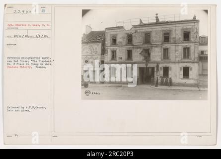 Légende : Sgt. Charles E. Mace de la Croix-Rouge américaine, photographié au siège extérieur de l'organisation connue sous le nom de « l'éléphant, n° 2 place du champ de Mars, Château Thierry, France ». La photo a été publiée par l'A.E.F. Censurer mais la date exacte de la capture est inconnue. Banque D'Images