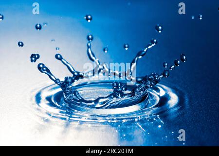 Chute de goutte d'eau, éclats sur la surface Banque D'Images