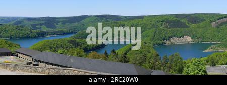 Vue depuis le château de Vogelsang du réservoir d'Urft et Kermeter, parc national de l'Eifel, Rhénanie du Nord-Westphalie, Allemagne Banque D'Images