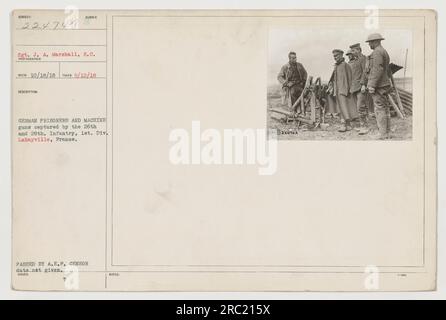 L'image montre des prisonniers de guerre allemands et des mitrailleuses capturés par les 26e et 28e divisions d'infanterie de la 1e division à Lahayville, en France. La photographie a été prise le 12 septembre 1918 et effacée par le censeur de l'AEF. Il est catalogué comme photographie 224749 dans la collection. Banque D'Images