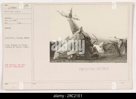 Un avion endommagé à Love Field à Dallas, Texas après un atterrissage forcé à Denison, Texas. Photo prise le 17 août 1918. Banque D'Images