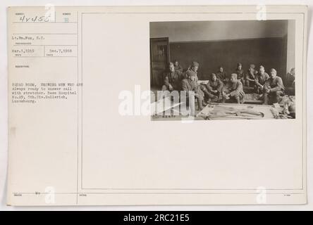 Salle d'escouade de l'hôpital de base n°29, 5e Division à Hollerich, Luxembourg. La photographie montre les hommes qui sont toujours prêts à répondre avec une civière lorsqu'on les appelle. Émise le 7 décembre 1918, la photo a été prise le 1 mars 1919 par le lieutenant Wm. Fox, S.C., photographe. Banque D'Images