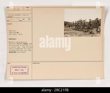 Soldats américains de la 40e division au camp Kearney, San Diego, revenant des tranchées à la fin de la journée. Cette photographie, prise le 3 avril 1918 par le lieutenant E.N. Jackson, montre les soldats se préparant pour leur prochaine affectation dans les tranchées. Censuré et publié par le War College Division Laboratory. Banque D'Images