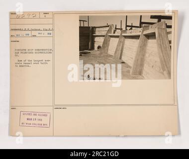 Légende : « la photo représente la proue du plus grand navire en béton jamais construit en Amérique pendant la première Guerre mondiale. Prise en mars 1918 par le lieutenant E.N. Jackson, il montre la construction en cours d'un navire en béton à la San Francisco Shipbuilding Co. Cette image a été publiée le 19 mars 1918, après avoir été censurée et publiée par la Division War College. Les notes de laboratoire indiquent un coût de 2625 $.» Banque D'Images