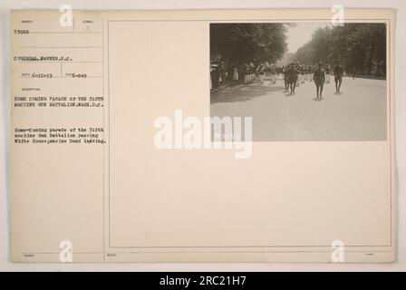 Légende : défilé de retour du 312th machine Gun Battalion, Washington D.C., devant la Maison Blanche avec la Marine Band en tête. Photographie prise le 10 juin 1919. Cette image fait partie de la collection 'photographies des activités militaires américaines pendant la première Guerre mondiale.' Banque D'Images