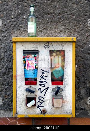 Un vieux vendeur à berlin Banque D'Images