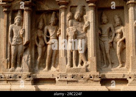 Une vue rapprochée des sculptures sur le mur extérieur de l'Arjuna Ratha, cinq Rathas, architecture monolithique taillée dans la roche datant de la fin du 7e siècle Banque D'Images