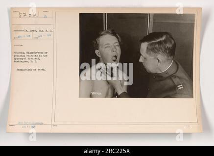 Recrues de l'aviation subissant des examens physiques, en particulier des examens dentaires, à l'hôpital Episcopal de Washington, D.C. pendant la première Guerre mondiale La photo a été prise par le lieutenant Reid, SIG. R. C et est daté du 23 avril 1918. Il est marqué « non destiné à la publication » et a un code de notes de 908232. Banque D'Images