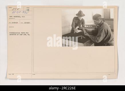 Test psychologique mené sur des recrues au Camp Lee, va pendant la première Guerre mondiale La photographie, étiquetée 111-SC-395, a été prise par SGT. Marshall sur 11-1917. Cette image fait partie d'une série documentant les activités militaires américaines pendant la guerre. Banque D'Images