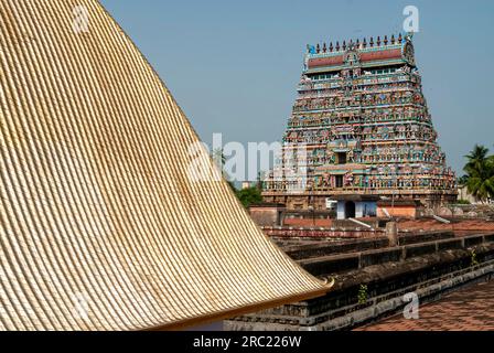 Chit Ambalam carrelé d'or et tour ouest du temple Thillai Nataraja, l'un des cinq Pancha Bootha Sthalam à Chidambaram, Tamil Nadu, Inde du Sud Banque D'Images