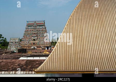 Chit Ambalam carrelé d'or et tour ouest du temple Thillai Nataraja, l'un des cinq Pancha Bootha Sthalam à Chidambaram, Tamil Nadu, Inde du Sud Banque D'Images