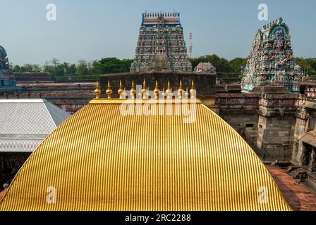 Chit Ambalam carrelé d'or et tour ouest du temple Thillai Nataraja, l'un des cinq Pancha Bootha Sthalam à Chidambaram, Tamil Nadu, Inde du Sud Banque D'Images