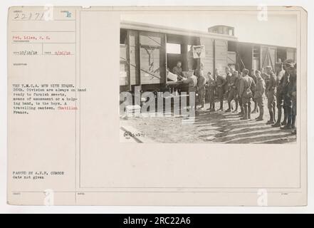 S. C. Liles, un particulier photographié sur cette photographie prise le 26 août 1918, met en valeur la présence d’hommes du YMCA du HDQRS. 26e Division à Châtillon, France. Ces hommes ont fourni diverses formes de soutien comme des bonbons, des divertissements et de l'aide aux soldats. L'image capture une cantine itinérante exploitée par le YMCA pour les soldats américains stationnés là-bas. Banque D'Images