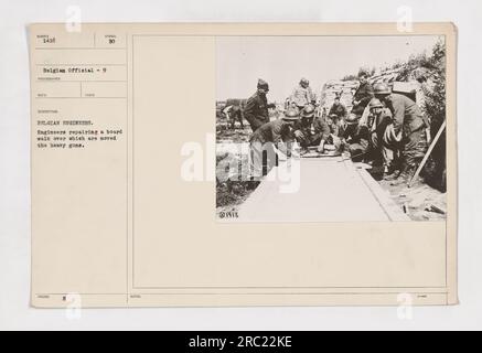 Les ingénieurs belges travaillent à la réparation d'une promenade utilisée pour le transport de canons lourds pendant la première Guerre mondiale. Les ingénieurs sont vus sur la photo s'engageant dans l'entretien de la promenade. L'image fait partie de la documentation officielle des activités militaires belges pendant la guerre. Banque D'Images