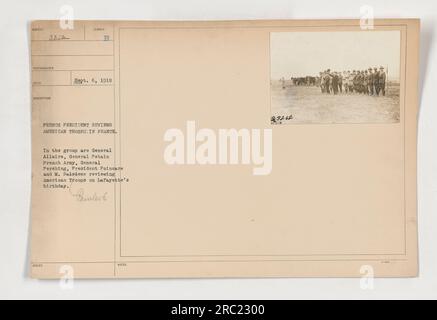 Le président français passe en revue les troupes américaines en France. Sur la photo, nous voyons le général Allaire, le général Pétain de l'armée française, le général Pershing, le président Poincaré et M. Painleve. Ils passent en revue les troupes américaines pour l'anniversaire de Lafayette. Cette image est numérotée 111-SC-3212 et a été prise le 6 septembre 1918. Painlevé a fourni des notes supplémentaires marquées comme 23212. Banque D'Images