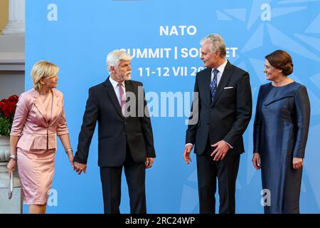 Vilnius, Lituanie. 11 juillet 2023. Président de la Lituanie, Gitanas Naus?da et son épouse Diana Naus?dien? Bienvenue au président de la République tchèque, Petr Pavel, et à son épouse, Eva Pavlová, à leur arrivée pour un dîner social pendant le sommet de haut niveau de l'OTAN. Le Président de la Lituanie organise le dîner des dirigeants mondiaux au Palais présidentiel. L'ordre du jour du sommet couvre la candidature de l'Ukraine à l'adhésion à l'organisation, le processus d'adhésion de la Suède, l'augmentation des stocks d'armes et la révision des plans. Crédit : SOPA Images Limited/Alamy Live News Banque D'Images