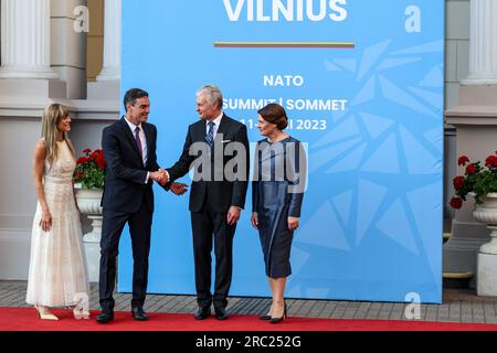 Vilnius, Lituanie. 11 juillet 2023. Président de la Lituanie, Gitanas Naus?da et son épouse Diana Naus?dien? Bienvenue au Premier ministre espagnol, Pedro Sánchez et à son épouse, María Begoña, à leur arrivée pour un dîner social lors du sommet de haut niveau de l'OTAN. Le Président de la Lituanie organise le dîner des dirigeants mondiaux au Palais présidentiel. L'ordre du jour du sommet couvre la candidature de l'Ukraine à l'adhésion à l'organisation, le processus d'adhésion de la Suède, l'augmentation des stocks d'armes et la révision des plans. Crédit : SOPA Images Limited/Alamy Live News Banque D'Images