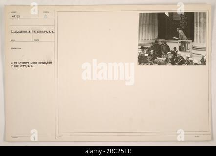 Soldats et civils se réunissent à l'Université Columbia à New York pour le 4th Liberty Loan Drive pendant la première Guerre mondiale. L'événement a été organisé pour recueillir des fonds et soutenir l'effort de guerre. Cette photographie capture l'atmosphère patriotique et la participation de l'université à la campagne. Banque D'Images